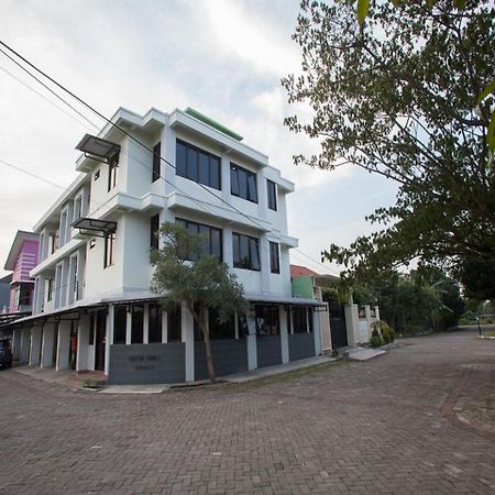 RedDoorz Syariah near DBL Arena 2 Hotel Surabaya Bagian luar foto