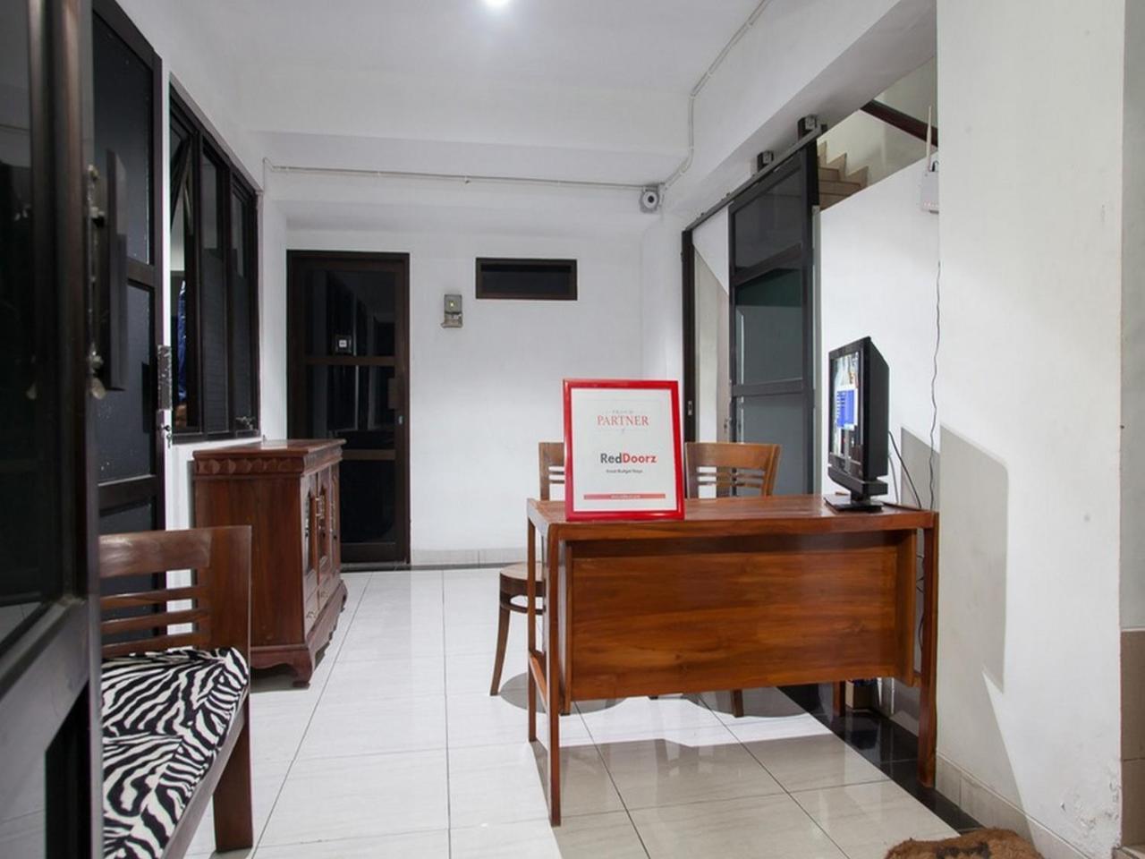 RedDoorz Syariah near DBL Arena 2 Hotel Surabaya Bagian luar foto
