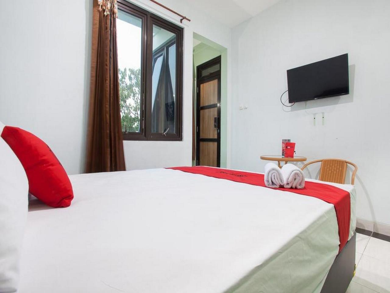 RedDoorz Syariah near DBL Arena 2 Hotel Surabaya Bagian luar foto
