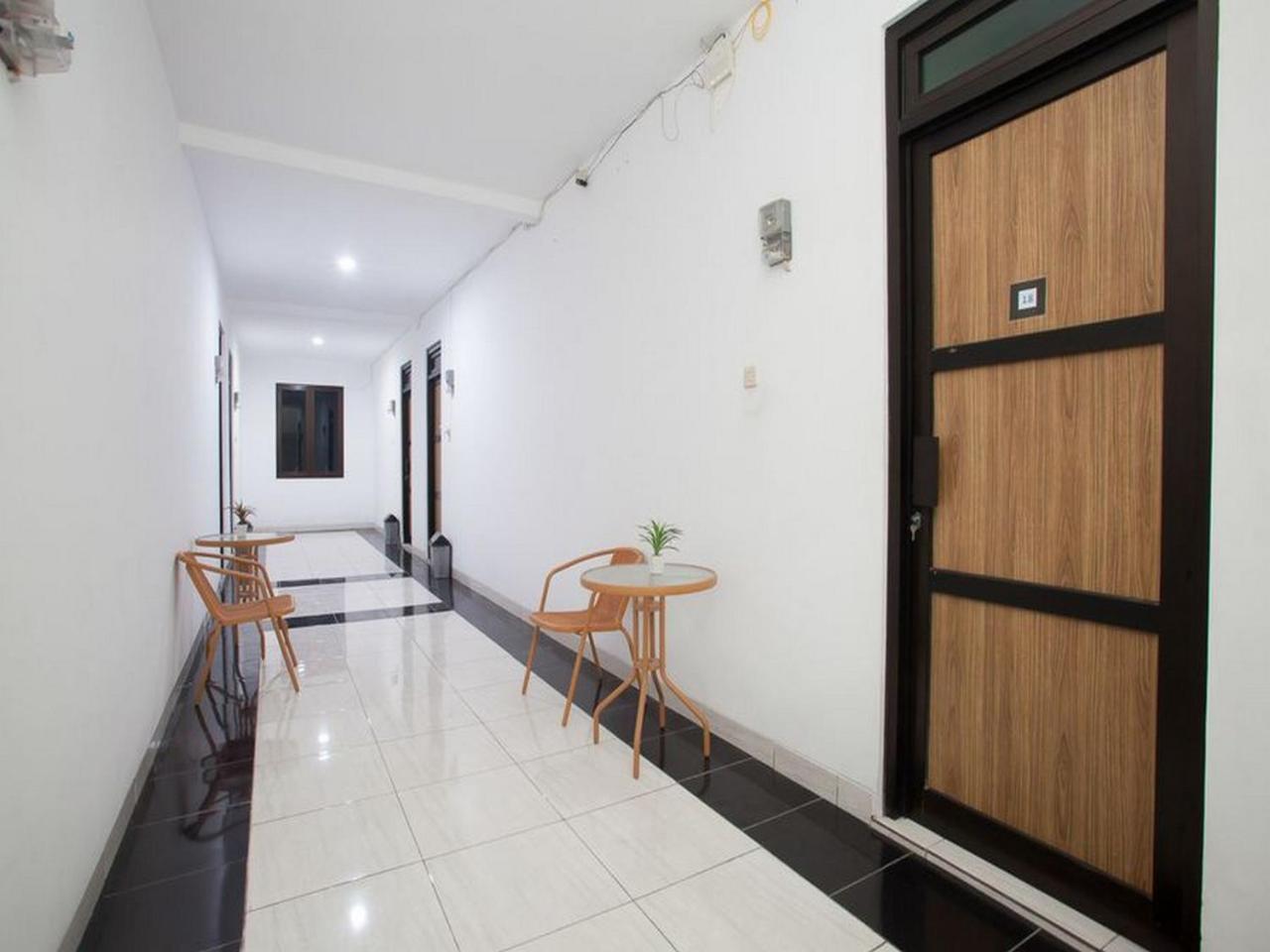 RedDoorz Syariah near DBL Arena 2 Hotel Surabaya Bagian luar foto