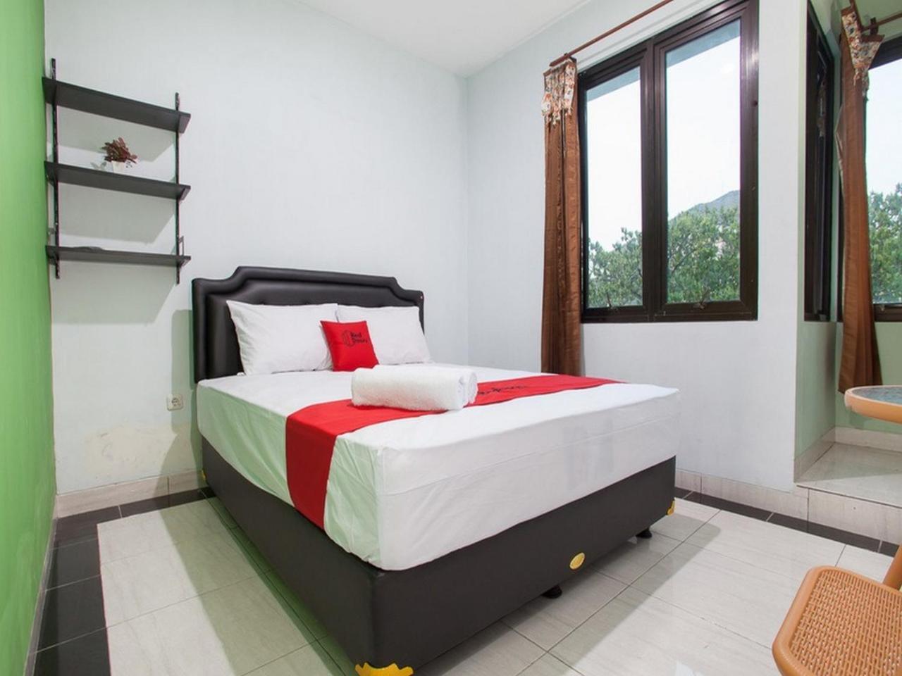 RedDoorz Syariah near DBL Arena 2 Hotel Surabaya Bagian luar foto