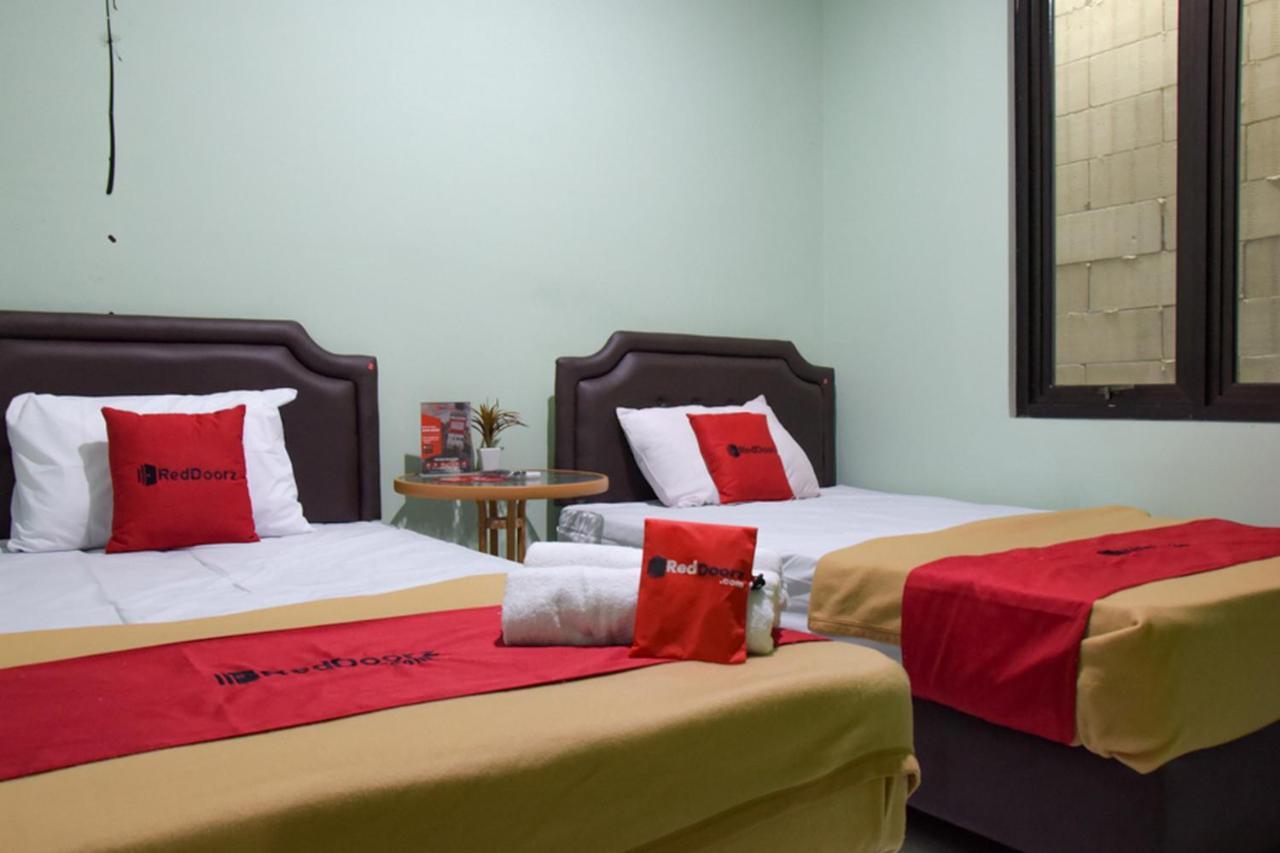 RedDoorz Syariah near DBL Arena 2 Hotel Surabaya Bagian luar foto