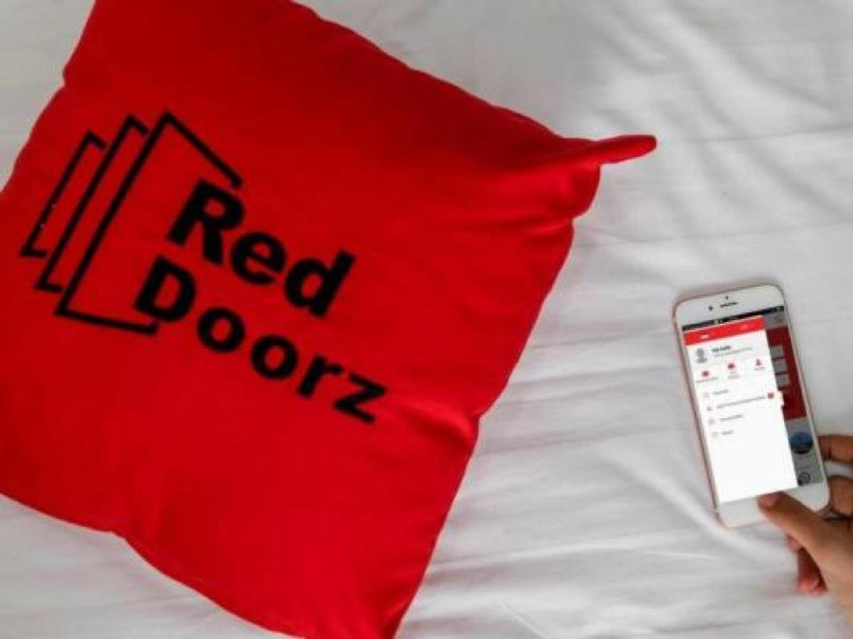 RedDoorz Syariah near DBL Arena 2 Hotel Surabaya Bagian luar foto
